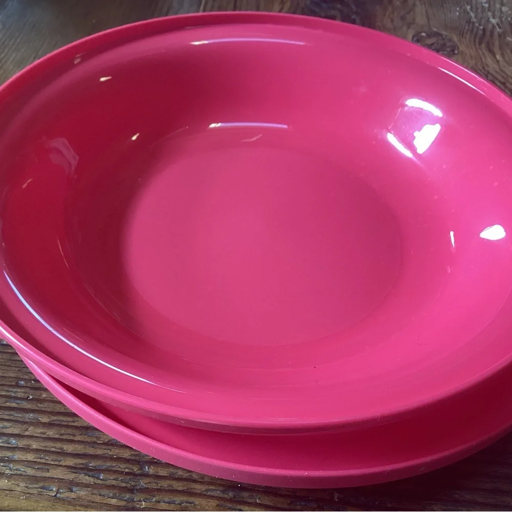 Tupperware Aloha Bowl/Plate set of 2 in vibrant pink